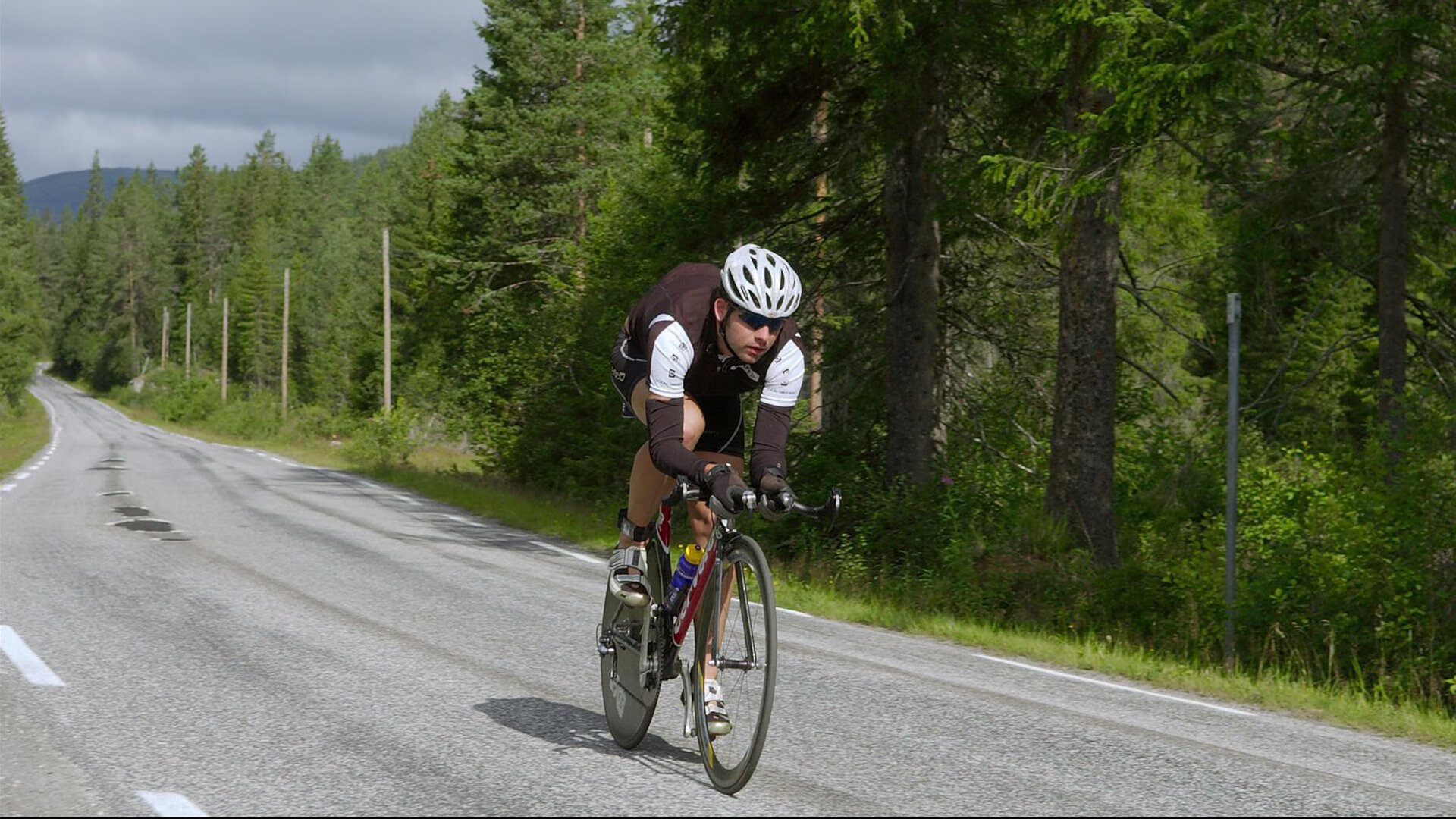 教练是否通过设定压迫频率来引导对手节奏，教练帮学员压腿